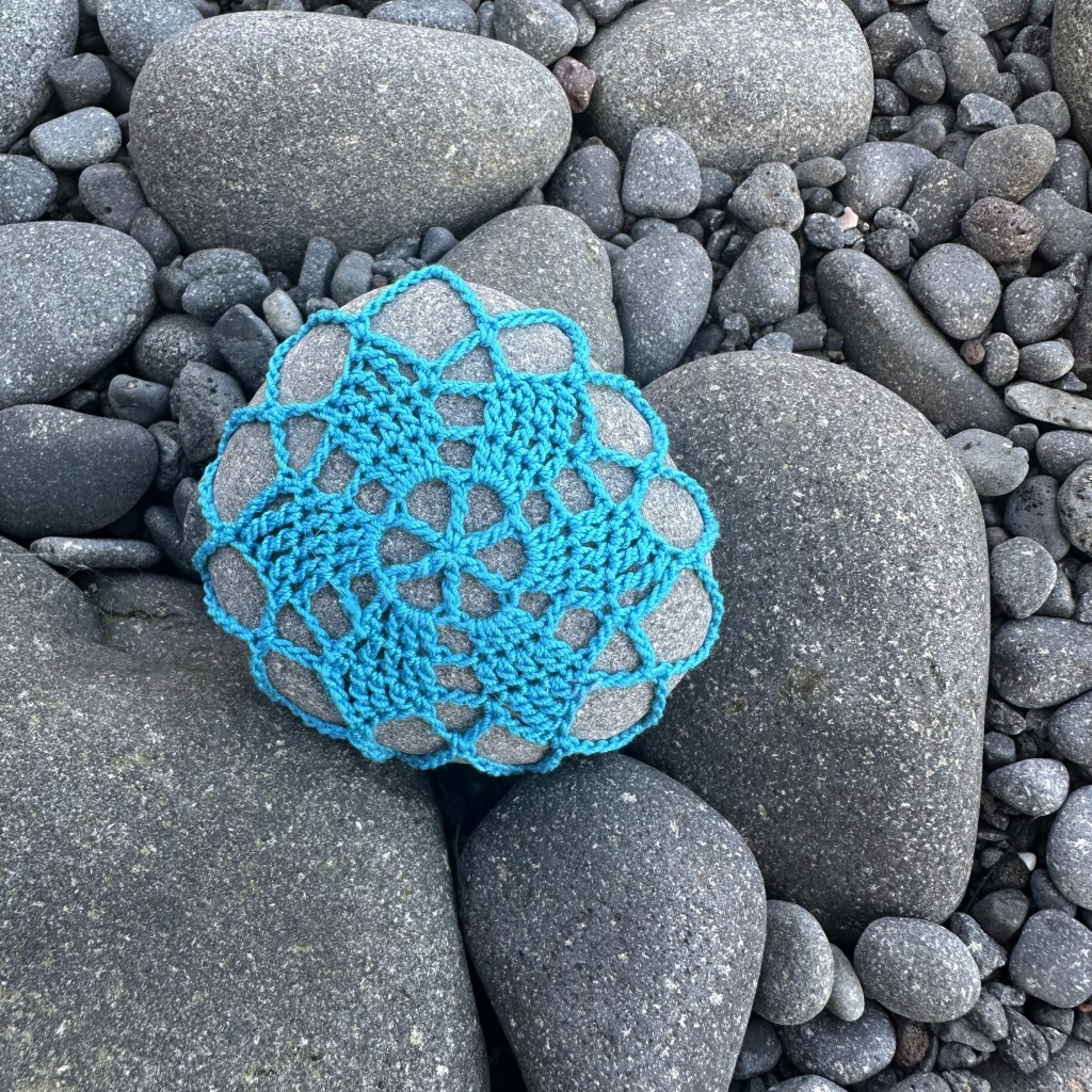 Crochet Clothed Stone #1 – free&nbsp;pattern