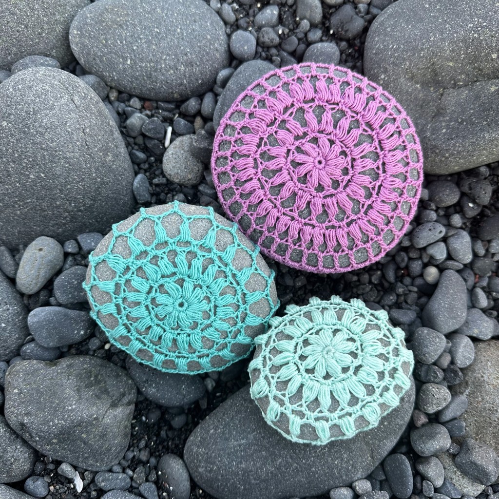 Crochet Clothed Stone #4 – free&nbsp;pattern