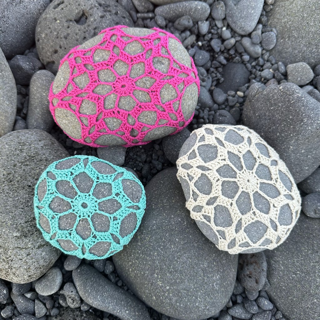 Crochet Clothed Stone #5 – free&nbsp;pattern